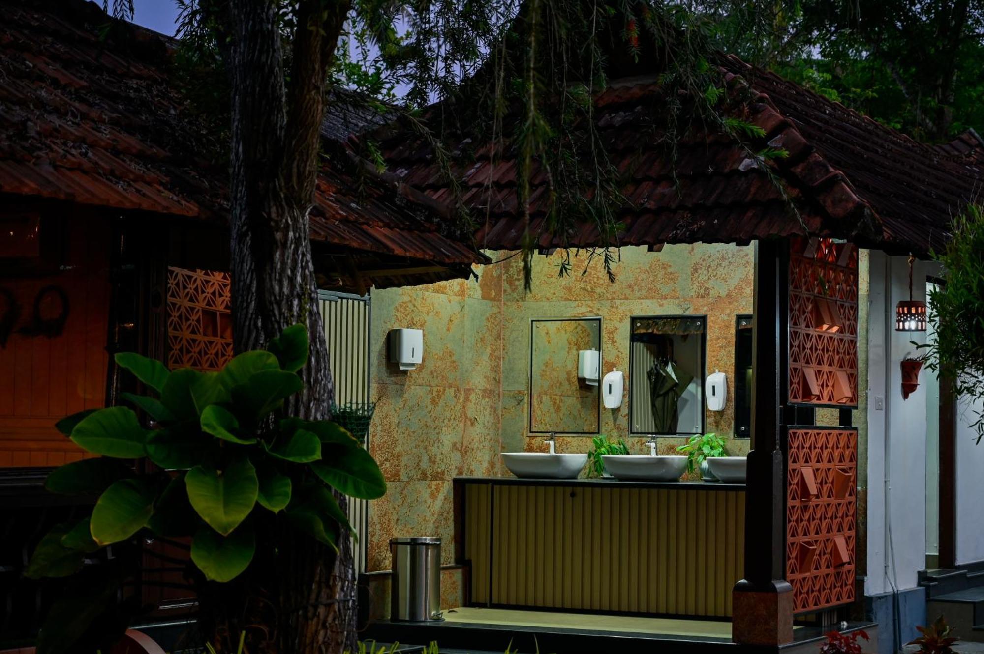 Paradise Heritage Resort Кумараком Экстерьер фото