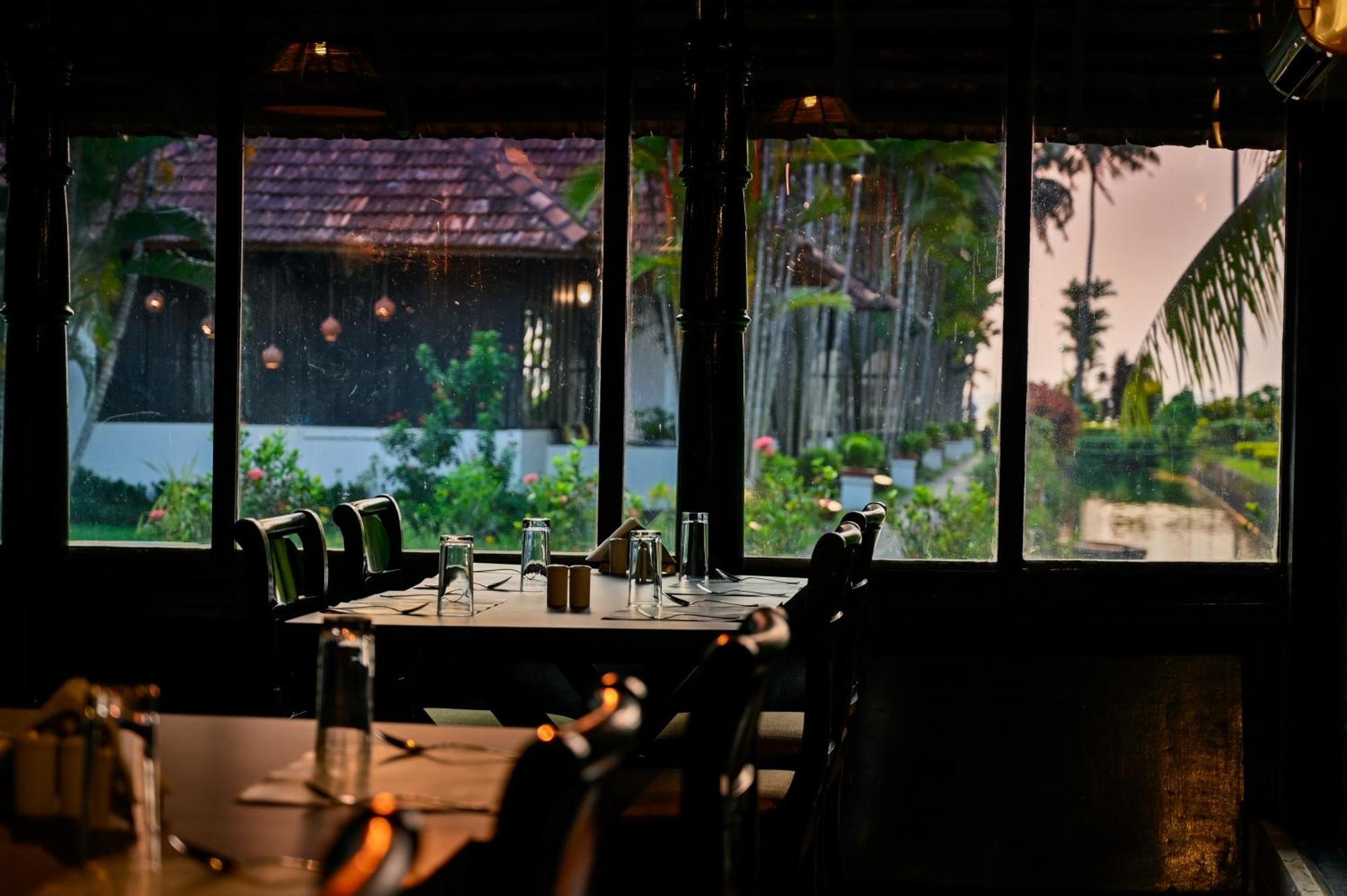 Paradise Heritage Resort Кумараком Экстерьер фото