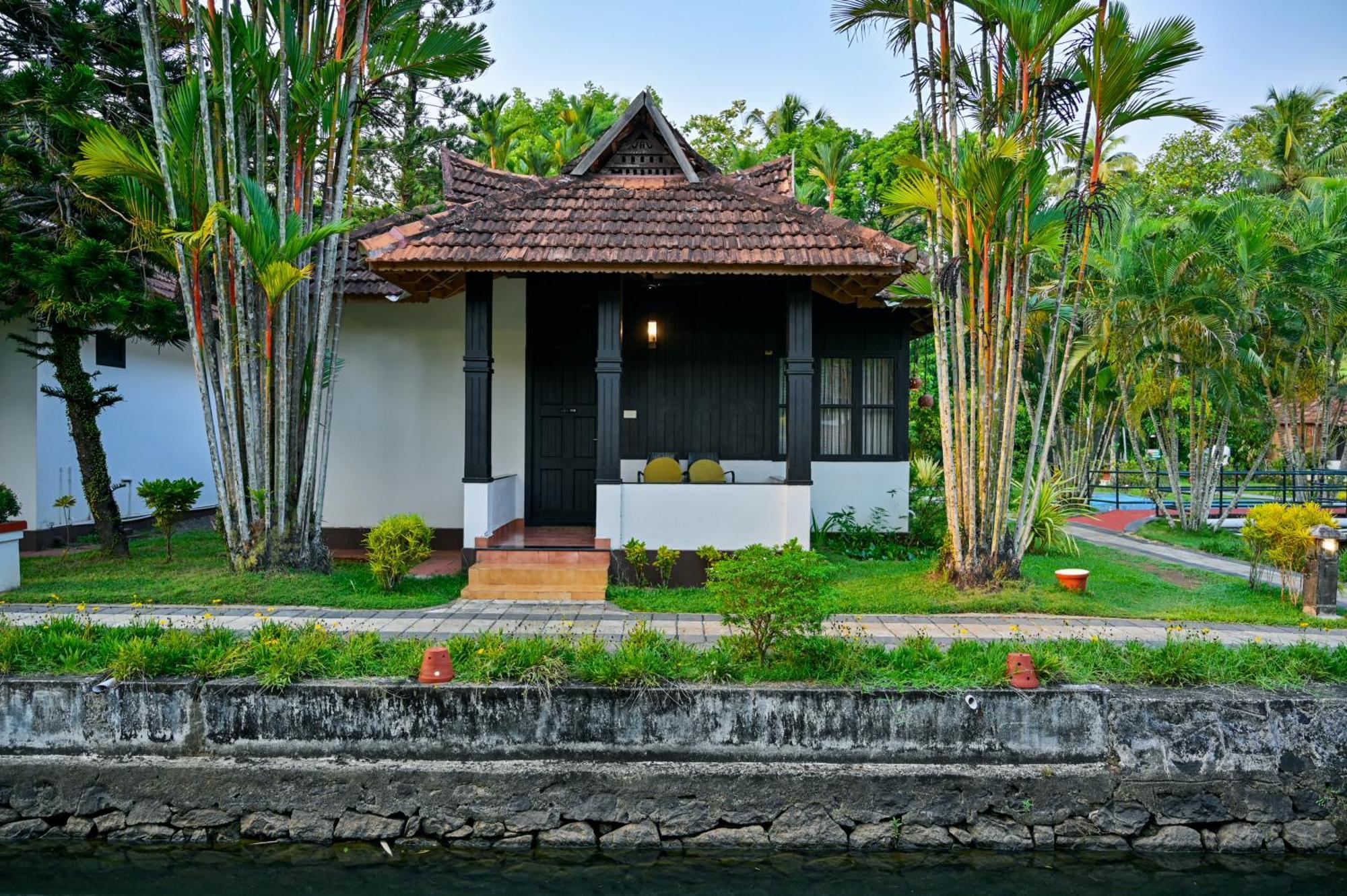 Paradise Heritage Resort Кумараком Экстерьер фото
