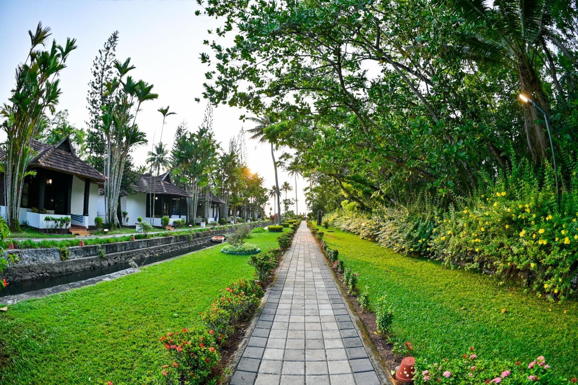 Paradise Heritage Resort Кумараком Экстерьер фото