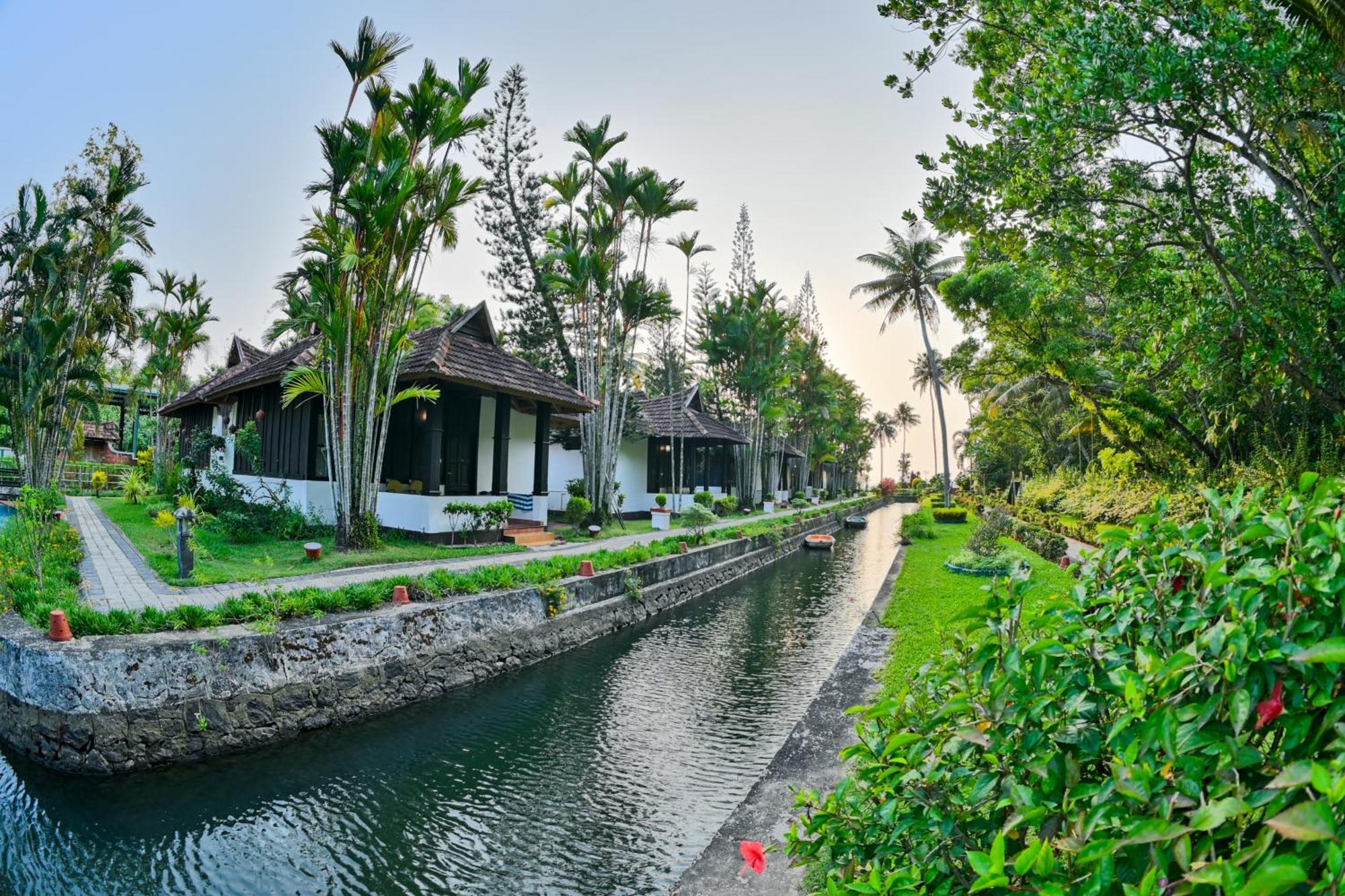Paradise Heritage Resort Кумараком Экстерьер фото