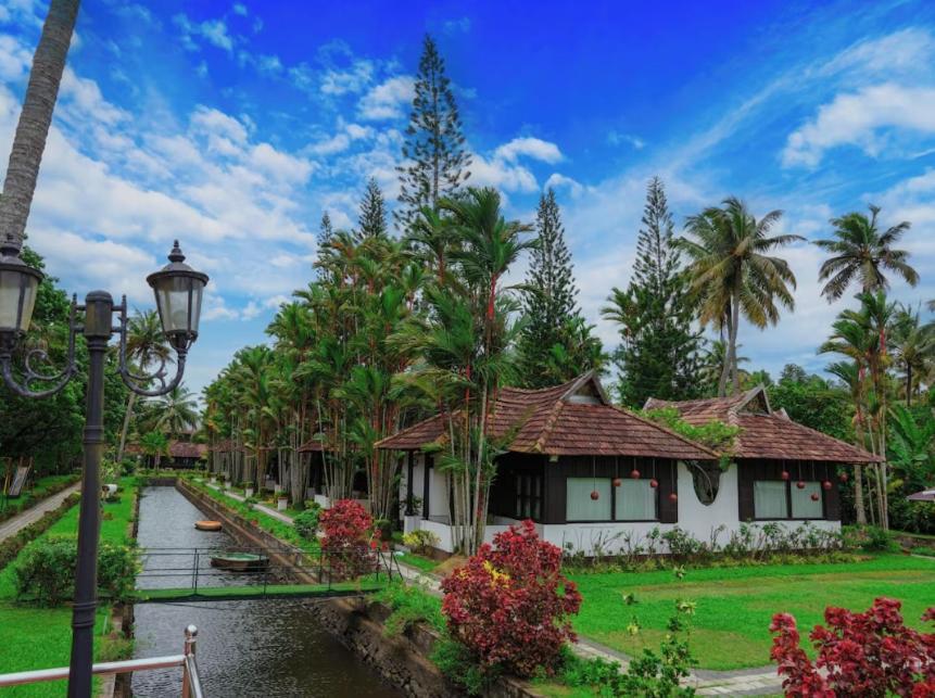 Paradise Heritage Resort Кумараком Экстерьер фото