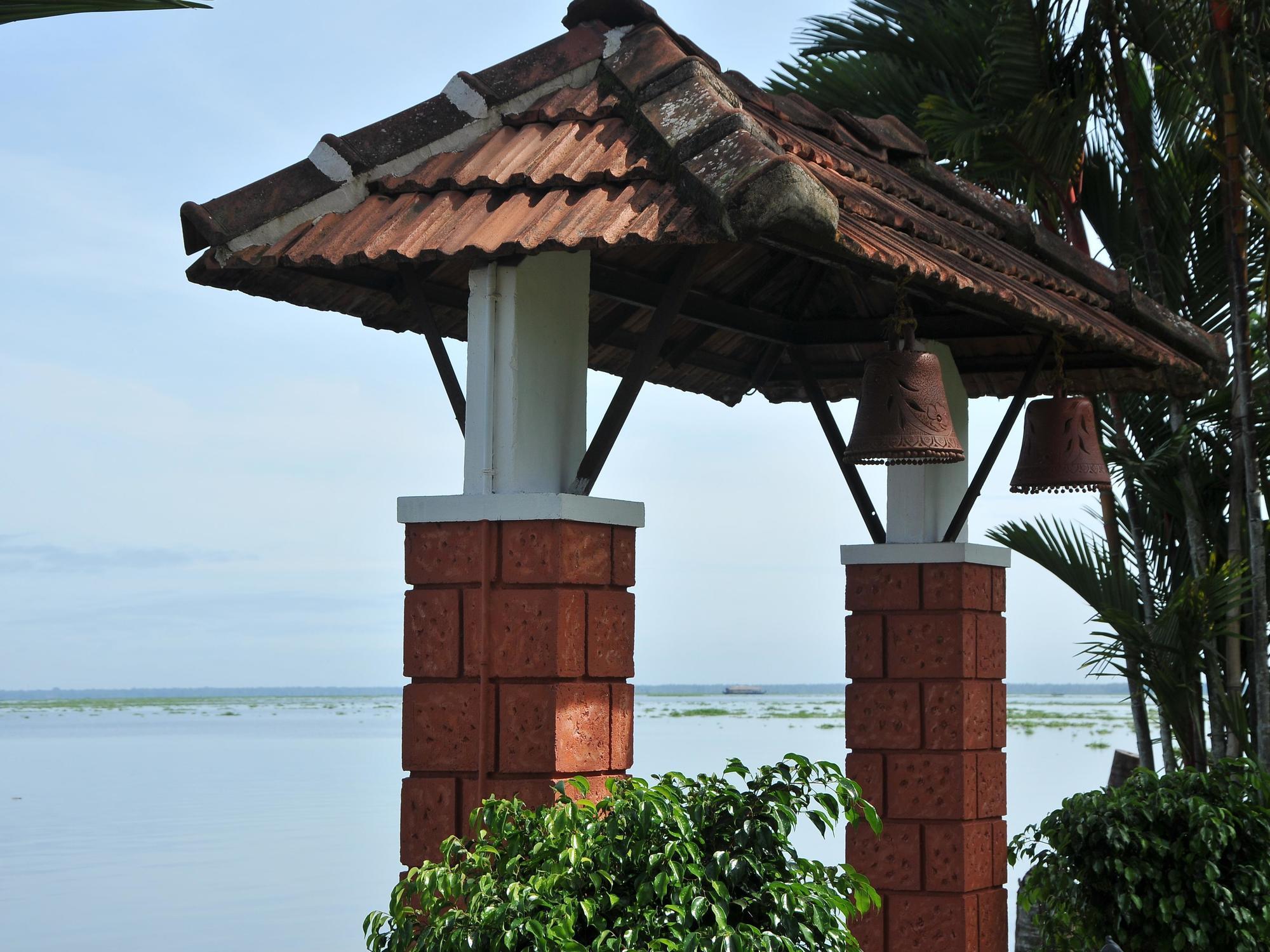 Paradise Heritage Resort Кумараком Экстерьер фото